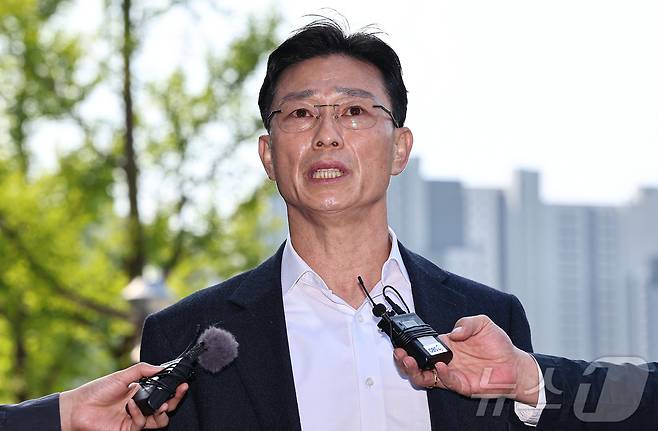 임성근 전 해병대 1사단장이 해병대 채상병 순직사건 외압 의혹 관련 수사 포렌식 참관을 위해 30일 경기 과천 고위공직자범죄수사처(공수처)에 들어서며 취재진 질문에 답하고 있다. 2025.4.30/뉴스1 ⓒ News1 김도우 기자