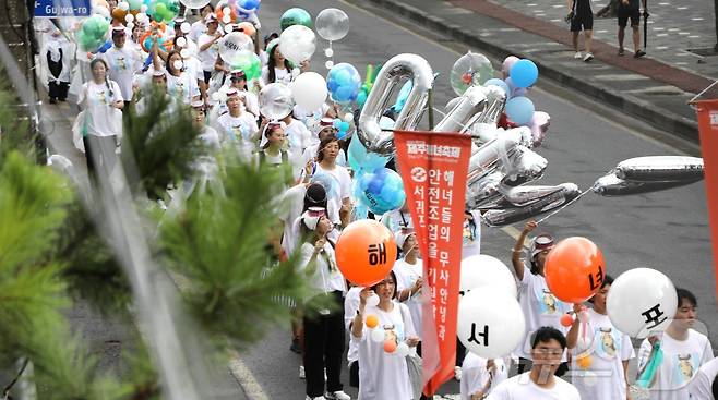21일 오전 제주시 구좌읍 제주해녀박물관 일대에서 열린 제17회 제주해녀축제에서 제주해녀들이 거리 퍼레이드를 하고 있다. 2024.9.21/뉴스1 ⓒ News1 강승남 기자