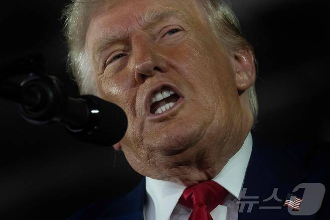 도널드 트럼프 미국 대통령이 29일(현지시간) 미시건주 머콤 카운티에서 열린 취임 100일 기념 행사에서 연설을 하고 있다. ⓒ AFP=뉴스1