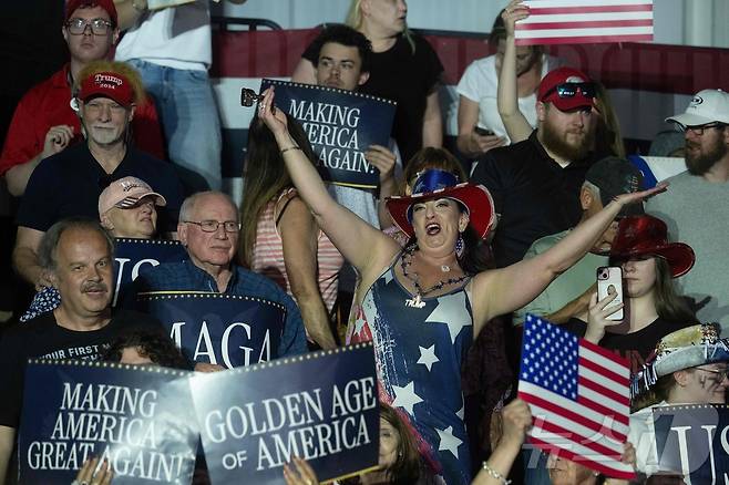 29일(현지시간) 미시건주 머콤 카운티에서 열린 도널드 트럼프 미국 대통령 취임 100일 기념 행사에서 시민들이 환호하고 있다.  ⓒ AFP=뉴스1