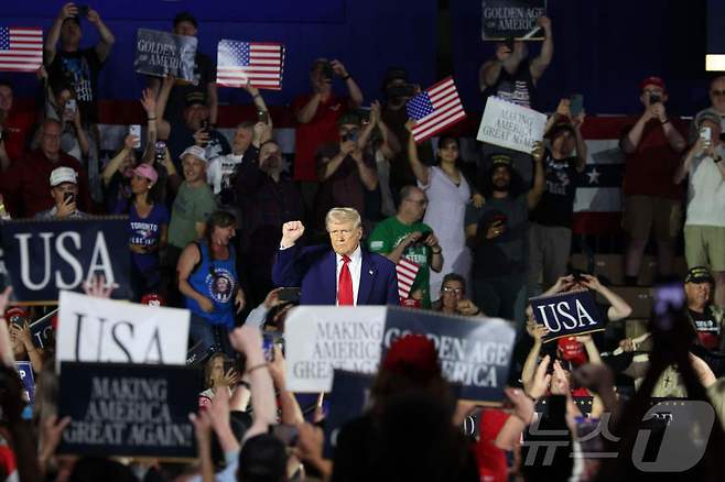 도널드 트럼프 미국 대통령이 29일(현지시간) 미시건주 머콤 카운티에서 열린 취임 100일 기념 행사에서 연설을 하고 있다. ⓒ AFP=뉴스1