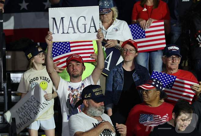 29일(현지시간) 미시건주 머콤 카운티에서 열린 도널드 트럼프 미국 대통령 취임 100일 기념 행사에서 시민들이 환호하고 있다.  ⓒ AFP=뉴스1