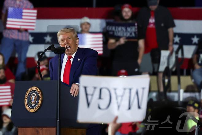 도널드 트럼프 미국 대통령이 29일(현지시간) 미시건주 머콤 카운티에서 열린 취임 100일 기념 행사에서 연설을 하고 있다. ⓒ 로이터=뉴스1