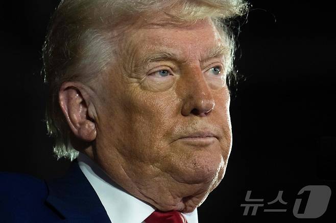 도널드 트럼프 미국 대통령이 29일(현지시간) 미시건주 머콤 카운티에서 열린 취임 100일 기념 행사에서 연설을 하고 있다. ⓒ AFP=뉴스1