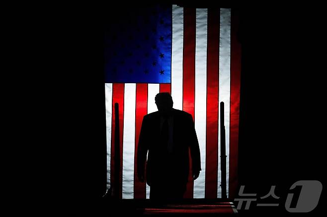 도널드 트럼프 미국 대통령이 29일(현지시간) 미시건주 머콤 카운티에서 열린 취임 100일 기념 행사에서 연설을 하고 있다. ⓒ AFP=뉴스1