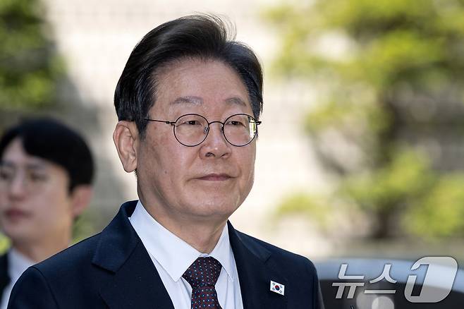 이재명 더불어민주당 대선 후보가 29일 오전 서울 서초구 서울중앙지방법원에서 열린 '대장동 배임 및 성남FC 뇌물' 1심 속행 공판에 출석하고 있다. 2025.4.29/뉴스1 ⓒ News1 이승배 기자