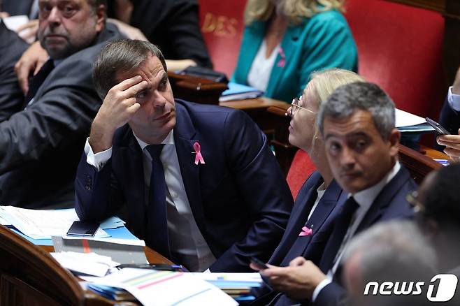 3일(현지시간) 프랑스 파리 의회의 대정부질문에 올리비에 베랑 정부 대변인과 제랄드 다르마낭 내무부 장관이 참석했다. 2023.10.03/ ⓒ AFP=뉴스1 ⓒ News1 문혜원 기자