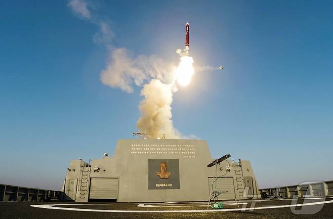 (평양 노동신문=뉴스1) = 북한 노동당 기관지 노동신문은 지난 28일과 29일 신형 구축함 '최현'호에 탑재된 무장체계들의 성능 및 전투적용성 시험이 진행됐다고 30일 보도했다. 북한은 구축함에서 초음속순항미사일 등을 발사했다고 밝혔다. 사진은 순항미사일이 발사되는 장면. [국내에서만 사용가능. 재배포 금지. DB 금지. For Use Only in the Republic of Korea. Redistribution Prohibited] rodongphoto@news1.kr