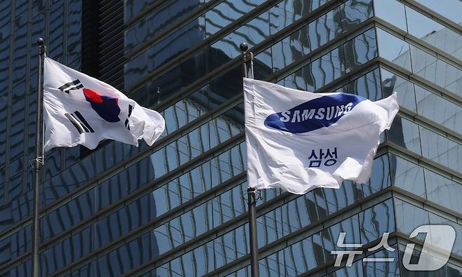 서울 서초구 삼성전자 서초사옥에 삼성 깃발이 바람에 펄럭이고 있다. 뉴스1 ⓒ News1 DB
