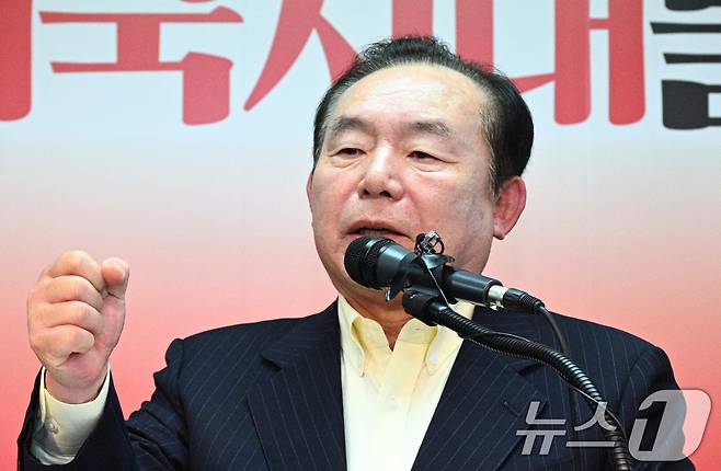 이인제 전 의원이 14일 오후 서울 여의도 대하빌딩에 마련된 홍준표 전 대구시장 캠프 사무실에서 지지 발언을 하고 있다. (공동취재) 2025.4.14/뉴스1 ⓒ News1 박정호 기자