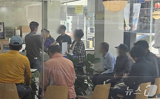 30일 오전 11시께 전북자치도 전주시 완산구 고사동의 한 SK텔레콤 대리점에서 노인들이 유심 무상 교체 안내를 듣고 있다. 뉴스1/ 신준수 기자