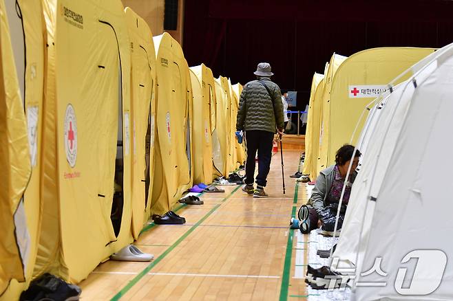3일 오전 경북 영덕군 산불대피소인 영덕국민채육세터에서 이재민들이 8일째 생활하고 있다.2025.4.3/뉴스1 ⓒ News1 최창호 기자
