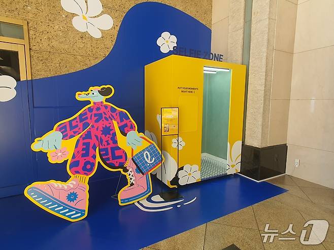 30일 서울 소공동 롯데백화점 본점 외부 1층에 셀피 포토부스가 설치돼 있다.