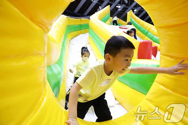 어린이날을 닷새 앞둔 30일 경기 수원시 장안구 수원실내체육관에서 열린 수원시 어린이날 행사 '어린이 한마당'에서 아이들이 즐거운 시간을 보내고 있다. 2025.4.30/뉴스1 ⓒ News1 김영운 기자