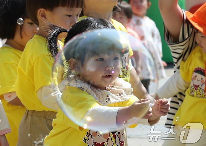 어린이날을 닷새 앞둔 30일 경기 수원시 장안구 수원실내체육관에서 열린 수원시 어린이날 행사 '어린이 한마당'에서 아이들이 즐거운 시간을 보내고 있다. 2025.4.30/뉴스1 ⓒ News1 김영운 기자