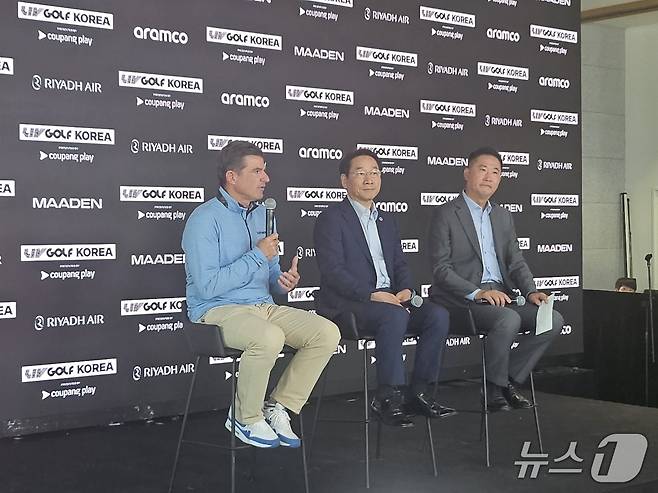 스콧 오닐 LIV 골프 CEO(왼쪽)가 30일 열린 LIV 골프 코리아 공식 기자회견에서 질문에 답하고 있다. 오닐 CEO의 좌측은 유정복 인천시장, 김희규 잭니클라우스 골프클럽 코리아 총지배인. ⓒ News1