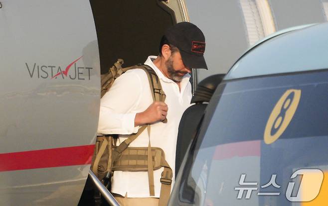 도널드 트럼프 미국 대통령의 장남 트럼프 주니어가 29일 서울 강서구 김포공항에 도착, 전용기에서 내리고 있다. 정용진 신세계그룹 회장의 초청으로 한국을 찾는 트럼프 주니어는 국내 주요 대기업 총수와 개별 면담을 가질 예정이다. 2025.4.29/뉴스1 ⓒ News1 공항사진기자단