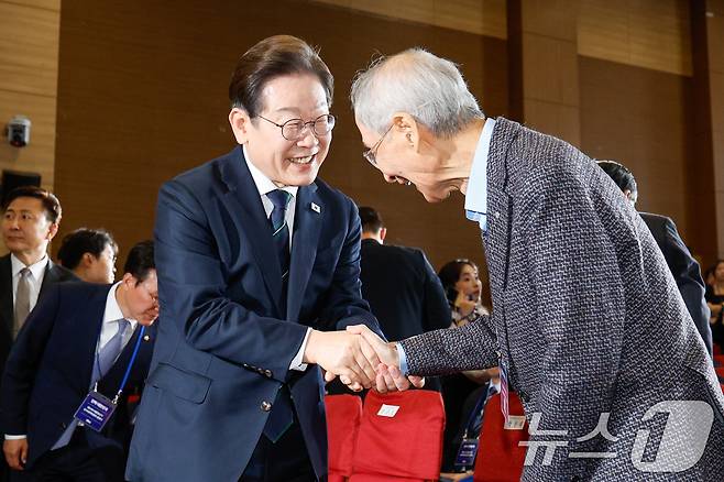 이재명 더불어민주당 대선 후보와 윤여준 상임 총괄선대위원장이 30일 오후 서울 여의도 국회 의원회관에서 열린 제21대 대통령선거 중앙선거대책위원회 출범식에 참석해 악수하고 있다. 2025.4.30/뉴스1 ⓒ News1 안은나 기자
