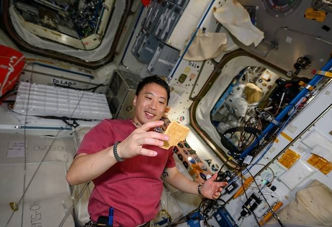 한국계 미국인 우주비행사 조니 김이 우주에서 만든 고추장 버거를 먹고 있다. 출처: 조니 김 인스타그램. 2025.04.29