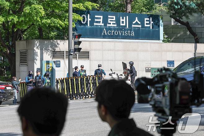 윤석열 전 대통령 부부와 무속인 '건진법사' 전성배(65) 씨 사이의 의혹과 관련해 검찰이 30일 실시한 서초동 사저와 코바나콘텐츠 사무실에 대한 압수수색이 약 6시간 만에 종료됐다. 사진은 이날 오후 서울 서초구 아크로비스타 앞 모습. 2025.4.30/뉴스1 ⓒ News1 민경석 기자