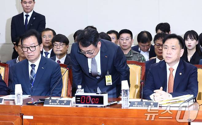 유영상 SKT 대표이사(가운데)가 30일 오전 서울 여의도 국회 과학기술정보방송통신위원회에서 열린 YTN 등 방송·통신 분야 청문회에 출석해 인사하고 있다. 2025.4.30/뉴스1 ⓒ News1 김민지 기자