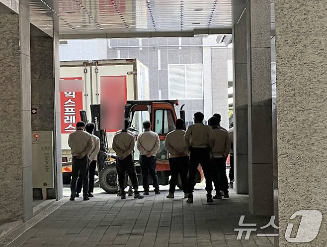30일 광주 북구 한 아파트에서 시공사 직원들이 지게차로 통행을 막고 있다.(독자 제공. 재판매 및 DB 금지) 2025.4.30/뉴스1 ⓒ News1 박지현 기자