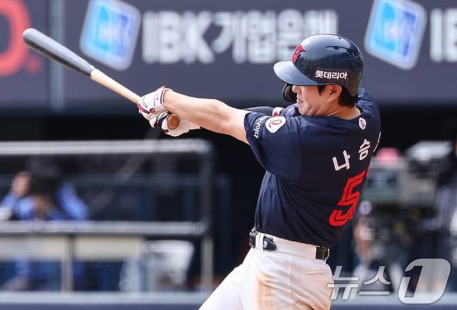27일 서울 송파구 잠실야구장에서 열린 프로야구 '2025 신한 SOL 뱅크 KBO리그' 롯데 자이언츠와 두산 베어스의 경기, 4회초 2사 주자없는 상황에서 롯데 나승엽이 안타를 치고 있다. 2025.4.27/뉴스1 ⓒ News1 김도우 기자
