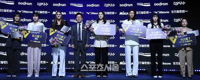 여자부 베스트7 한국도로공사 임명옥, 정관장 염혜선, 흥국생명 피치, 현대건설 이다현, 흥국생명 김연경, 정관장 부키리치(곽선옥 대리수상), GS칼텍스 실바(이지언 대리수상)이 14일 서울 서대문구 스위스 그랜드 호텔에서 열린 2024~2025 V-리그 시상식에서 기념촬영을 하고 있다.  2025. 4. 14. 최승섭기자 thunder@sportsseoul.com