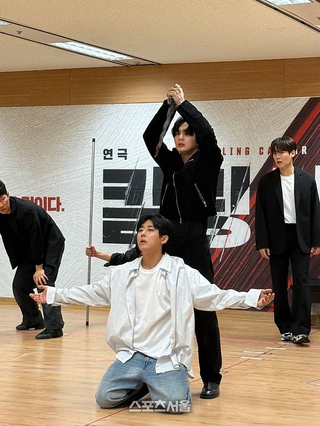 손호준이 30일 연극 ‘킬링시저’에서 유승호와 극 중 한 장면을 연기하고 있다. 사진 | 표권향 기자 gioia@sportsseoul.com