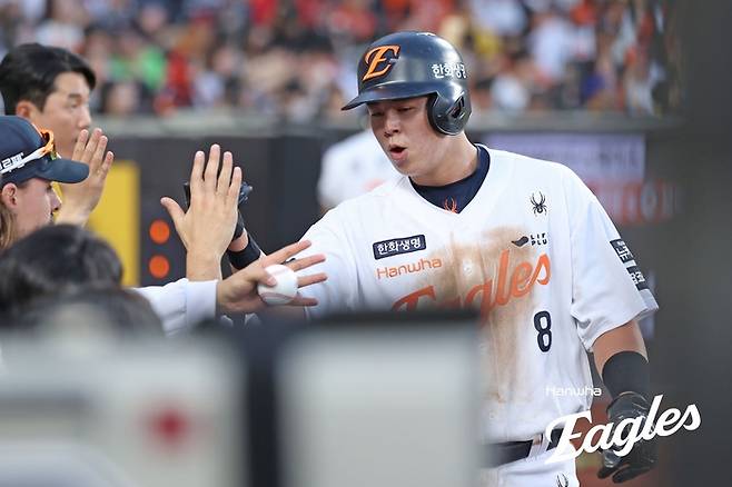한화 노시환이 30일 대전 한화생명 볼파크에서 열린 2025 KBO리그 정규시즌 LG전 1회말 득점 후 더그아웃에서 동료들과 하이파이브하고 있다. 사진 | 한화 이글스