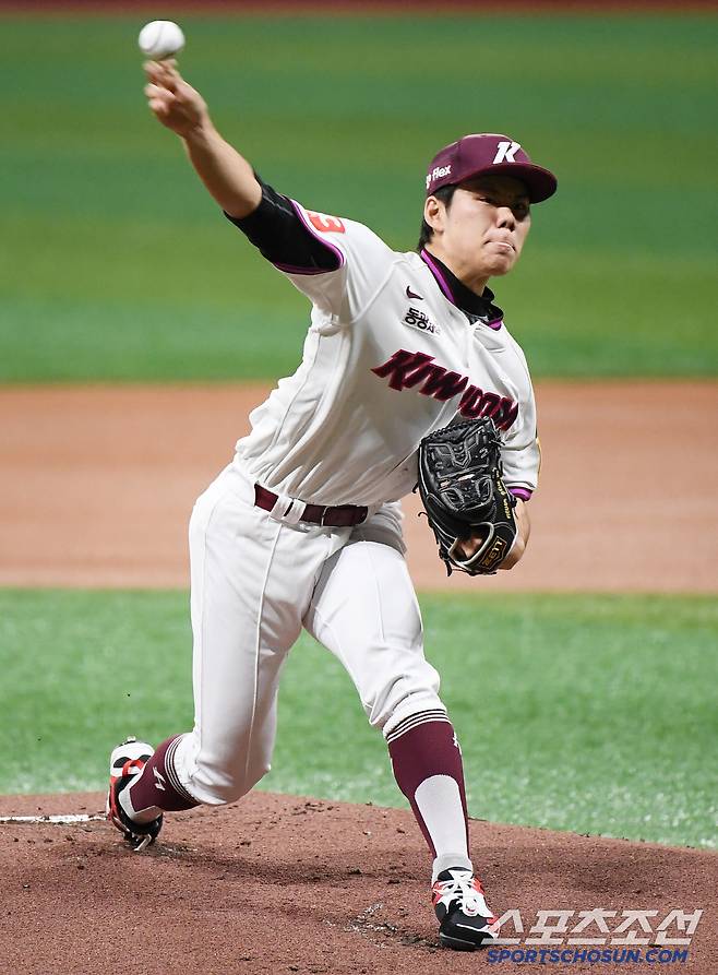 23일 서울 고척스카이돔에서 열린 두산-키움전. 선발투수 김윤하가 투구하고 있다. 고척=정재근 기자 cjg@sportschosun.com/2025.4.23/