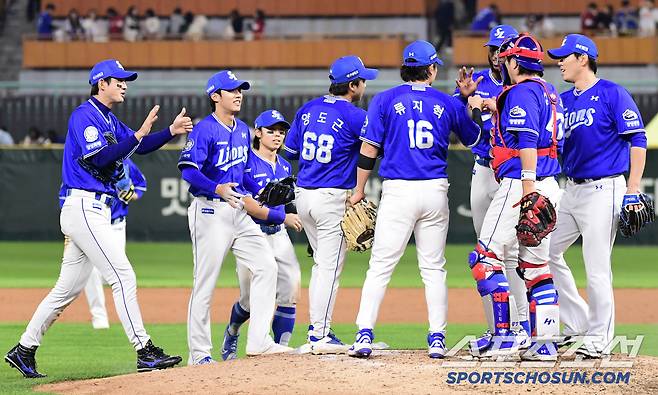 29일 인천 SSG랜더스필드에서 열린 KBO리그 SSG와 삼성의 경기. 삼성이 SSG에 승리했다. 경기 종료 후 승리의 기쁨을 나누고 있는 삼성 선수들. 인천=송정헌 기자songs@sportschosun.com/2025.04.29/