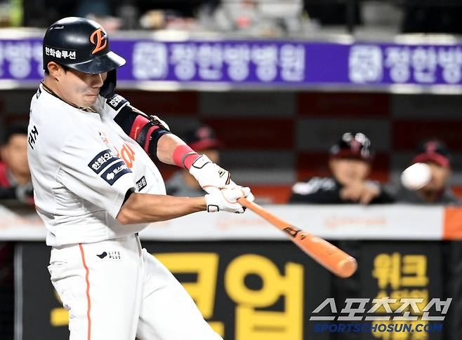 29일 대전한화생명볼파크에서 열린 LG와 한화의 경기, 4회말 한화 심우준이 역전 솔로홈런을 치고 있다. 대전=허상욱 기자wook@sportschosun.com/2025.04.29/