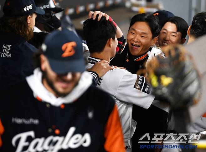 29일 대전한화생명볼파크에서 열린 LG와 한화의 경기, 4회말 한화 심우준이 역전 솔로홈런을 날렸다. 더그아웃 동료들의 무관심 세리머니가 끝난 뒤 축하를 받는 심우준. 대전=허상욱 기자wook@sportschosun.com/2025.04.29/