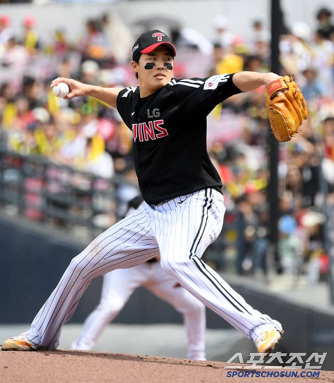 27일 광주 기아챔피언스필드에서 열린 KIA 타이거즈와 LG 트윈스의 경기. LG 임찬규가 역투하고 있다. 광주=박재만 기자 pjm@sportschosun.com/2025.04.27/