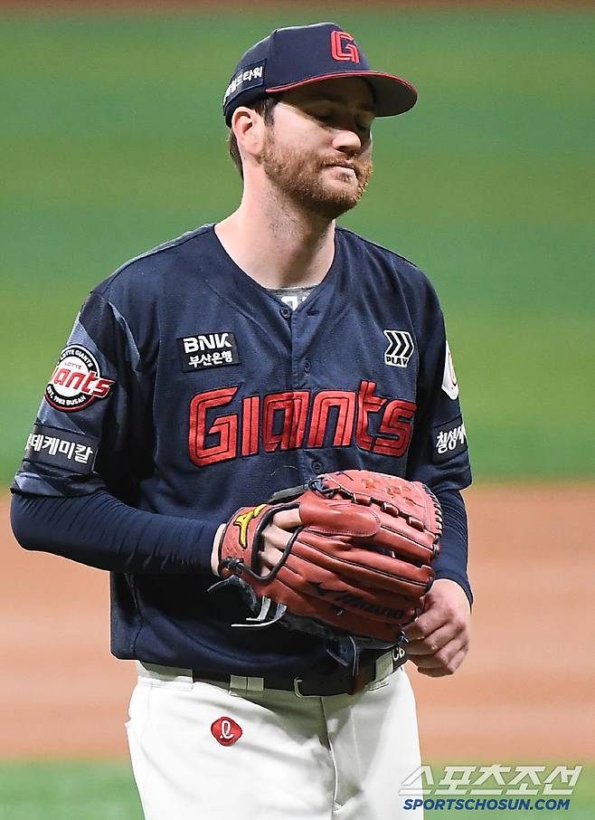 29일 서울 고척스카이돔에서 열린 롯데-키움전. 1회말 2사 후 반즈가 카디네스에게 솔로포를 허용한 후 아쉬워하고 있다. 고척=정재근 기자 cjg@sportschosun.com/2025.4.29/