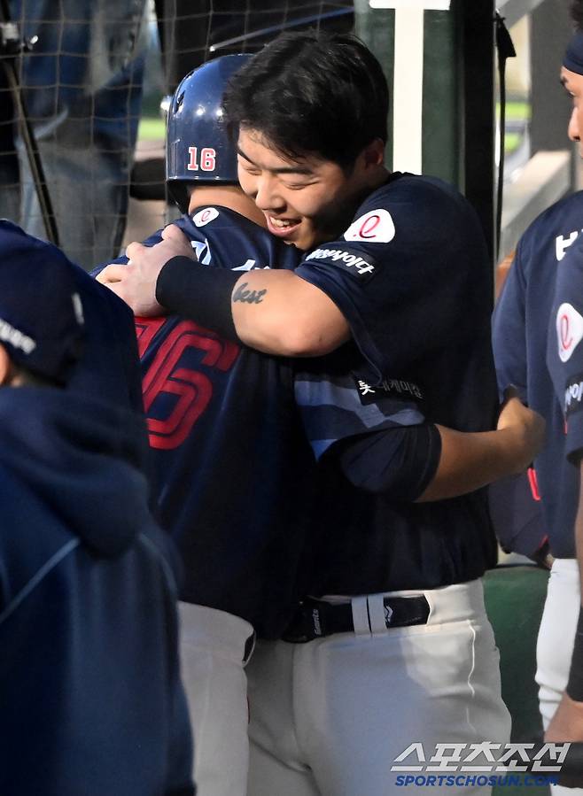 11일 부산 사직구장에서 열린 롯데와 NC의 경기, 1회초 2사 3루 롯데 유강남의 1타점 적시타때 득점한 김민성이 고승민과 기쁨을 나누고 있다. 부산=허상욱 기자wook@sportschosun.com/2025.04.11/