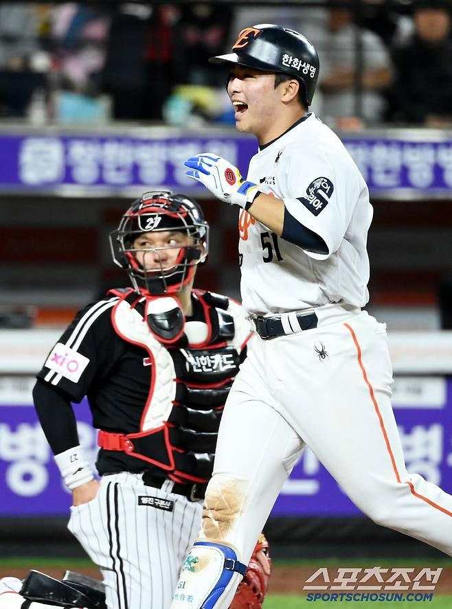 30일 대전한화생명볼파크에서 열린 LG와 한화의 경기, 8회말 한화 문현빈이 솔로홈런을 치고 기쁨을 나누고 있다. 대전=허상욱 기자wook@sportschosun.com/2025.04.30/