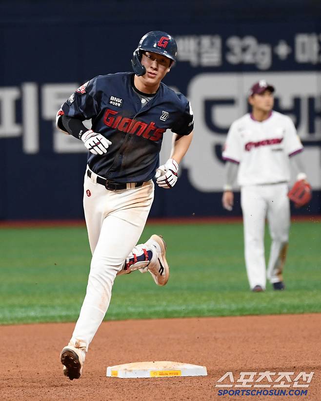 30일 서울 고척스카이돔에서 열린 키움 히어로즈와 롯데 자이언츠의 경기. 4회초 무사 1루 롯데 나승엽이 투런포를 날린 뒤 환호하고 있다. 고척=박재만 기자 pjm@sportschosun.com/2025.04.30/