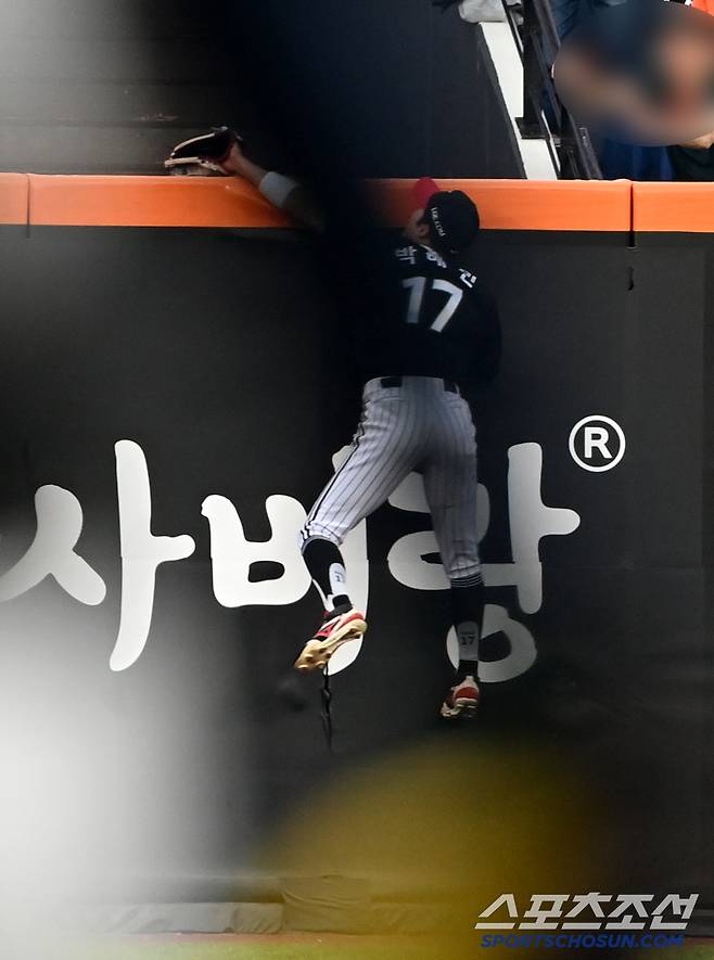 30일 대전한화생명볼파크에서 열린 LG와 한화의 경기, 2회말 무사 1루 LG 중견수 박해민이 한화 채은성의  홈런성 타구를 잡아내고 있다. 대전=허상욱 기자wook@sportschosun.comm/2025.04.30/