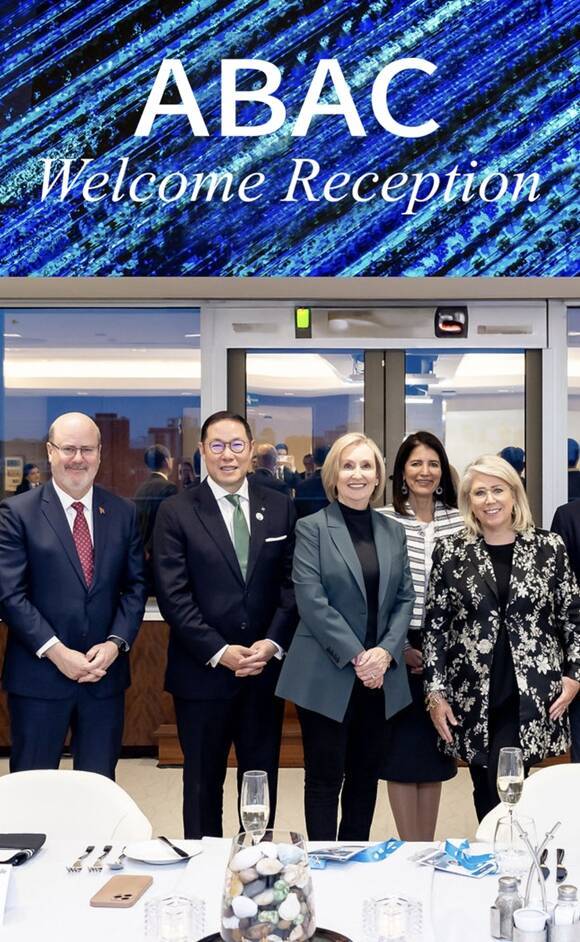 조현상 HS효성 부회장(왼쪽에서 2번째)이 23일부터 26일까지 캐나다 토론토에서 열린 2025 ABAC 2차 회의 참석자들과 기념 촬영을 하고 있다. /HS효성