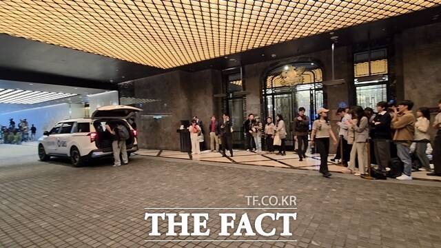 취재진들이 조선 팰리스 호텔 정문에서 대기하고 있다. /강남구=이성락 기자