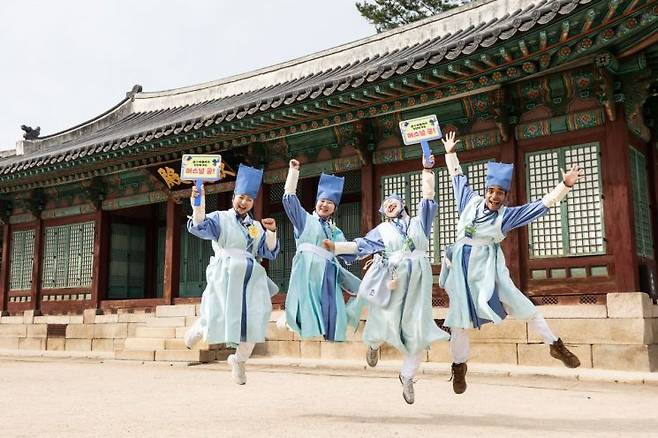 궁중문화축전에서 자원봉사하는 '궁이둥이'