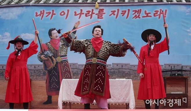 6월 3일 대통령 선거를 앞두고 허경영 국가혁명당 명예대표 출마 여부에 대중의 관심이 쏠리고 있다. 매번 대선이 있을 때마다 요란한 출마 선언과 함께 파격적인 공약을 제시했던 그가 현재 대선 출마와 관련해 어떠한 언급도 나오고 있지 않아서다. 김현민 기자