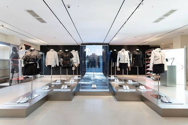 데상트골프가 '2025 비전 쇼케이스'에서 FW 컬렉션을 공개하고 있다. 데상트골프