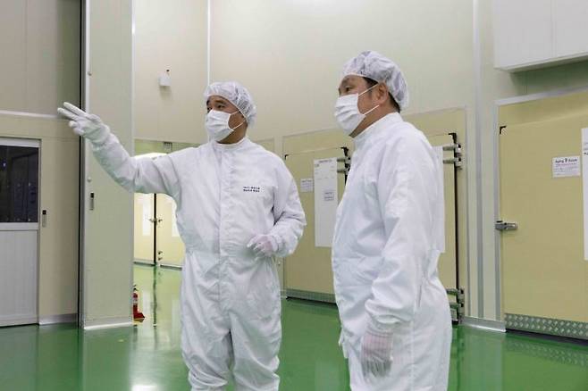 김영신 기정원장(오른쪽)이 천상욱 SBTL첨단소재 대표에게 SBTL첨단소재 설비에 대한 설명을 듣고 있다. 중소기업기술정보진흥원