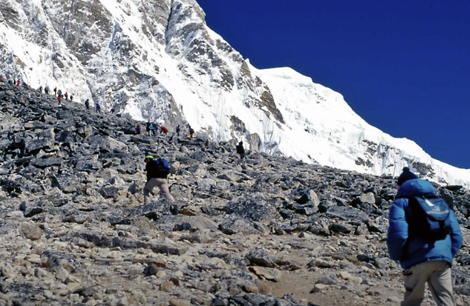 네팔의 에베레스트를 등반하는 사람들. 네팔관광청
