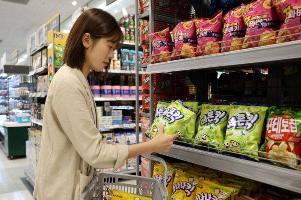소비자가 마트에서 농심 메론킥을 구매하고 있다. 농심