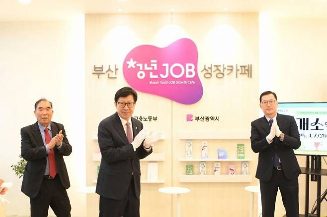 성장카페 개소식에서 박형준 부산시장이 축하 박수를 치고 있다.
