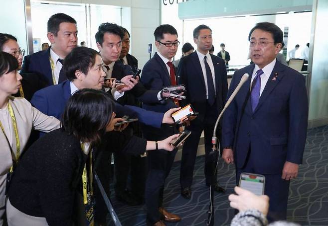 일본 측 관세 담당 각료인 아카자와 료세이 경제재생상(장관)이 30일 오전 미국으로 출국하기 전 일본 도쿄 하네다공항에서 기자들로부터 질문을 받고 있다. AFP연합뉴스